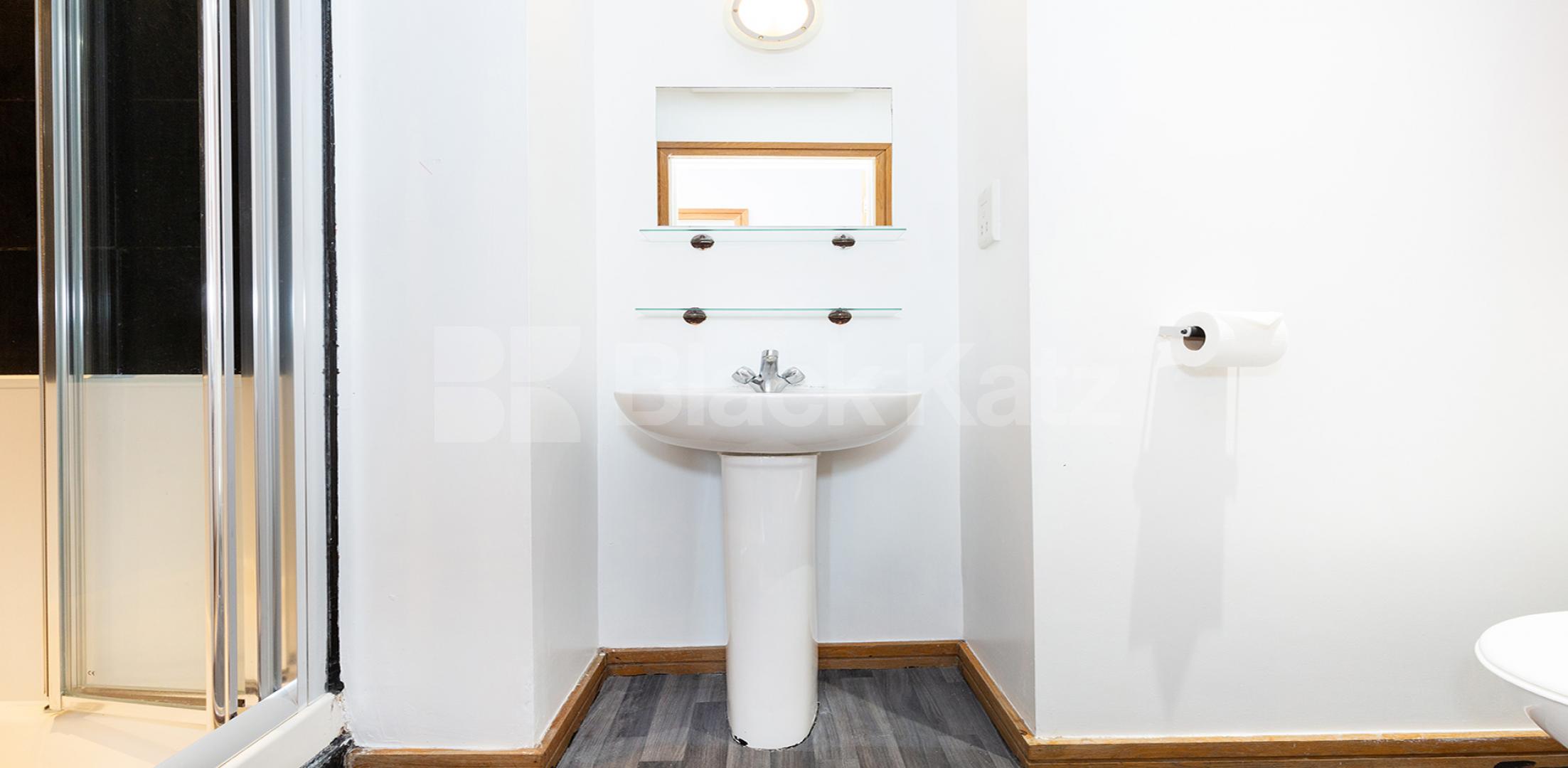 			PENTHOUSE WITH TERRACE, 4 Bedroom, 1 bath, 1 reception Apartment			 Farringdon Road EC1R, FARRINGDON / CLARKENWELL